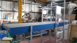 Horizontal conveyor with robot enclosure